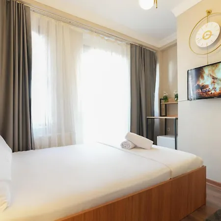 Aura Golden Daire